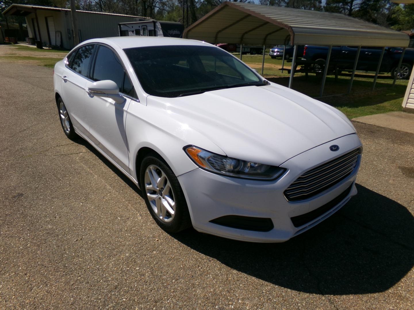 2015 White /Black Ford Fusion SE (1FA6P0H70F5) with an 2.5L L4 DOHC 16V engine, automatic transmission, located at 401 First NE, Bearden, AR, 71720, (870) 687-3414, 33.726528, -92.611519 - Photo#22